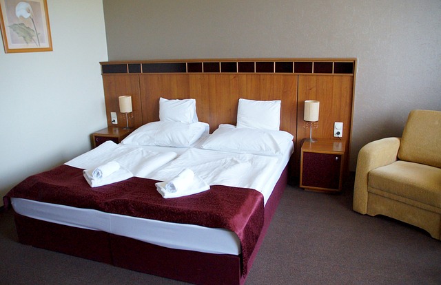 manželská postel v hotelu