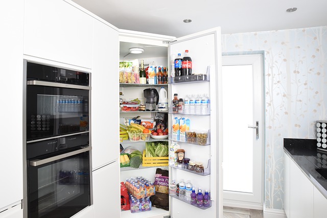otevřená bílá lednice v moderní kuchyni