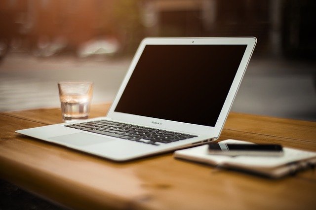 laptop na stole